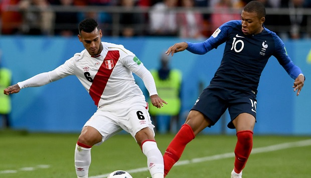 El pasado 21 de junio se toparon en Ekaterinburgo peruanos y franceses. En la imagen, Miguel Trauco ante una de las figuras del torneo, Kylian Mbappe.