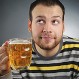Hombres “embarazados”: Los memes que festinan con la panza producida por la cerveza