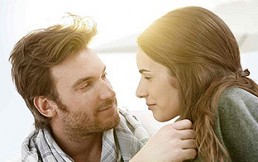 Estudio desmiente mito: Hombres casados son más felices, tienen mejor sexualidad y ganan más
