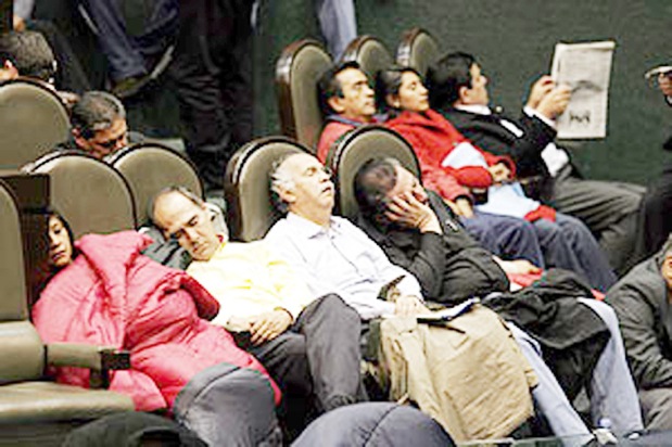 politicos durmiendo 12