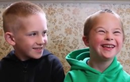El amor entre estos dos hermanos es realmente inspirador: El mayor cuida al más pequeño con síndrome de Down