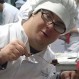 La dulce historia del maestro chocolatero con síndrome de Down que encanta en Argentina
