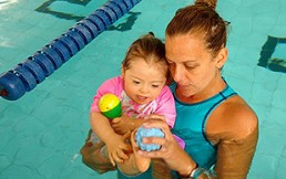 Madre chilena creó programa de natación para niños con síndrome de Down: Ser feliz en el agua