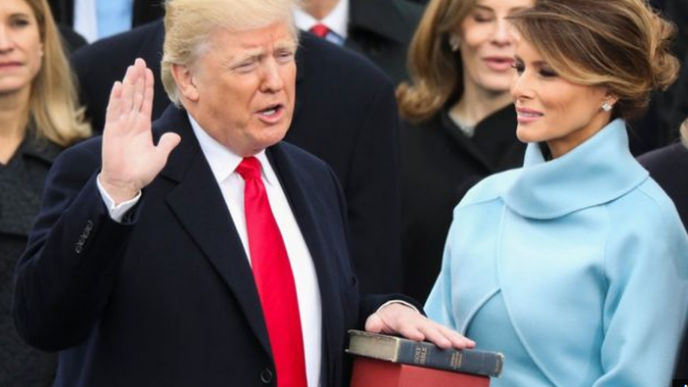 Trump juró en su nuevo cargo en dos Biblias. Foro Clarin.Com