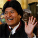 Evo Morales da puntapié inicial en inauguración de estadio y golpea a militar en parte baja: Burlas al Presidente boliviano