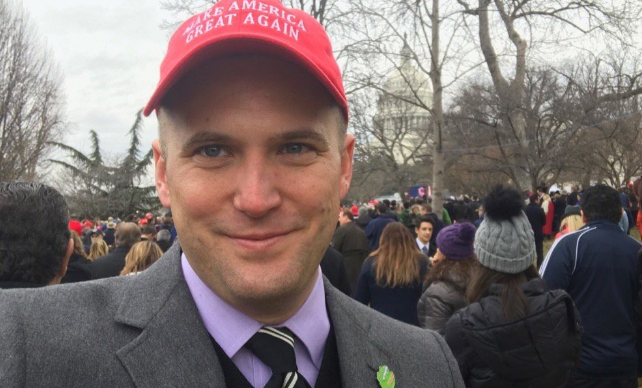 Richard Spencer y Alt Right apoyaron a Donald Trump en su aventura electoral, acá luce un gorro rojo con el slogan de la campaña "Make America Great Again". Foto weaarethechange.org