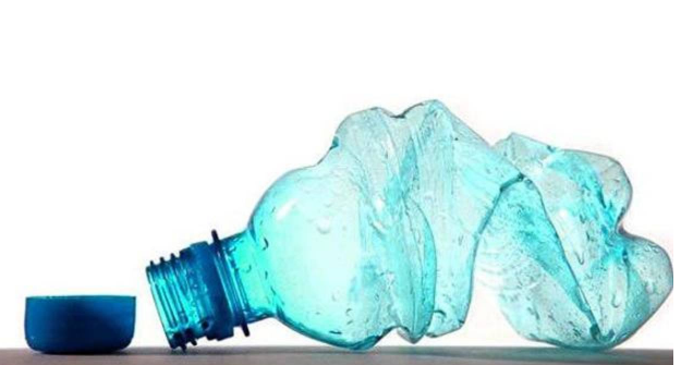 Las aguas embotelladas contiene plásticos según un estudio de la OMS. Foto: ABC.es
