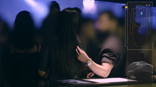 El vestido con sensores permitió determinar cuántas veces son acosadas en una discoteca mujeres que van a bailar. Foto: Captura YouTube.