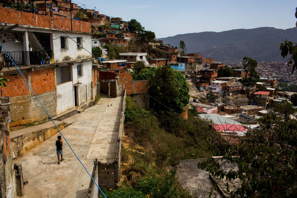 En Caracas es frecuente ver a madres, tías y abuelas que sacan adelante a sus numerosas familias.