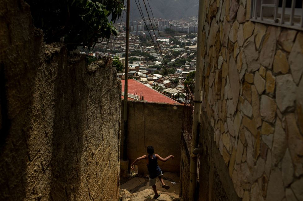 Los niños se están quedando sin sus padres en Venezuela.