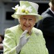 Reina Isabel II tiene una mano falsa para saludar a los súbditos: Fue un regalo de unos estudiantes
