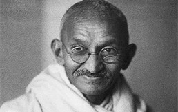 Gandhi: Las controvertidas prácticas y consejos sexuales del famoso líder indio