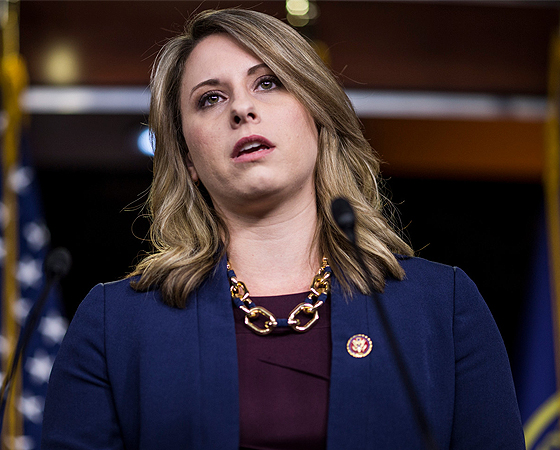 Katie Hill renunció, humillada por su exmarido, a su puesto en el Congreso.