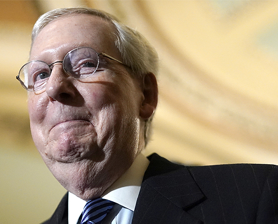 La relación de Mitch McConnell con Trump ha mejorado y hoy trabajan la defensa del mandatario en conjunto.
