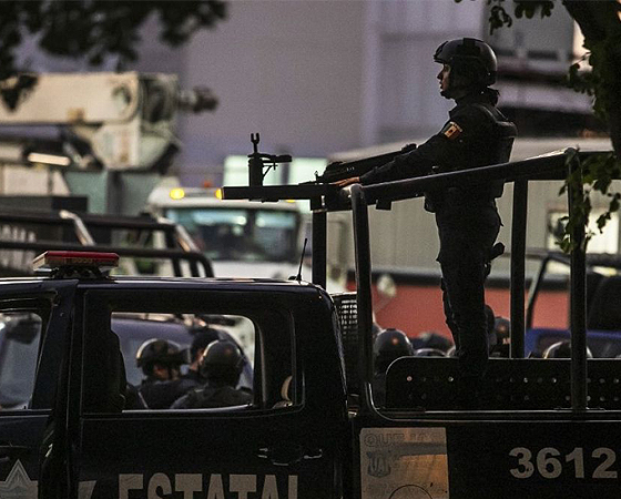 La policía mexicana debió redoblar sus esfuerzos para contener la violenta situación para que siguiera acrecentándose.