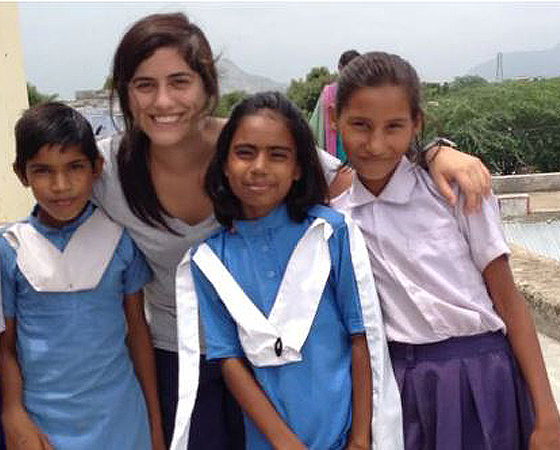 La ministra de Economía estuvo un breve tiempo en la India ayudando a reducir la brecha de género escolar.