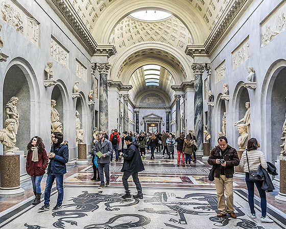 Los museos del vaticano reciben cerca de 27 mil personas al día.