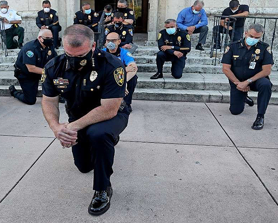 Los policías mostraron su respeto con el crimen de George Floyd.