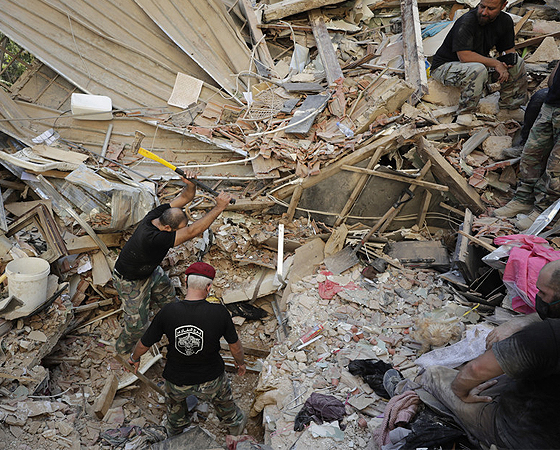 Miles de voluntarios y equipos de rescate trabajan en la dura labor de levantar los escombros que dejó la explosión de Beirut.