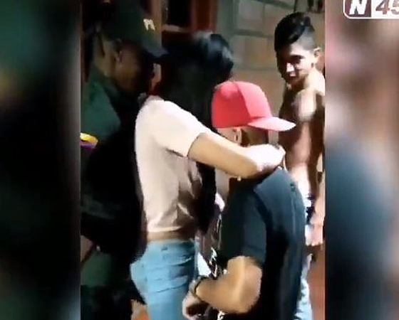 Policías son señalados por no cumplir su labor en Colombia.