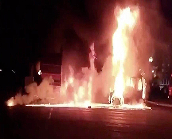 Las protestas empezaron al anochecer en Kenosha y hubo que decretar toque de queda.