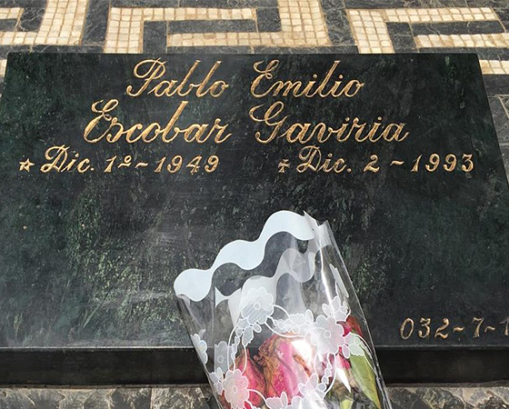 Hasta hoy la tumba de Pablo Escobar es masivamente visitada por turistas, curiosos o admiradores de sus crímenes.