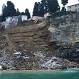 Triste situación causó derrumbe en cementerio italiano: Decenas de ataúdes terminaron flotando en el mar