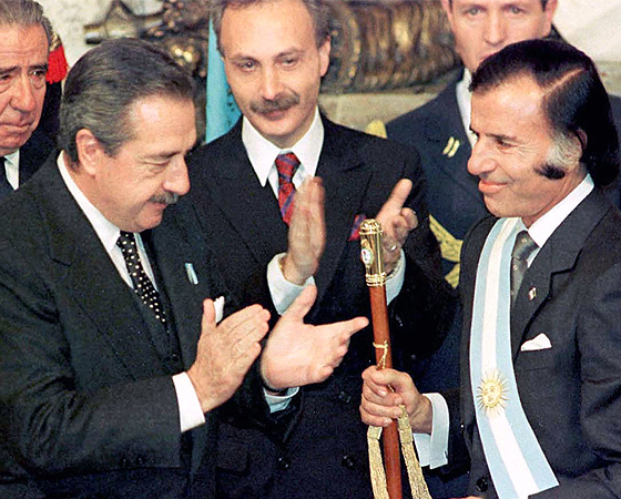 Menem recibió el poder en 1989 de parte del presidente Raúl Alfonsín.