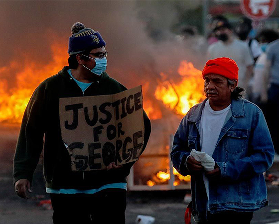 A raíz del asesinato de George Floyd el año pasado se realizaron violentas manifestaciones contra el racismo realizado en el operativo policial.