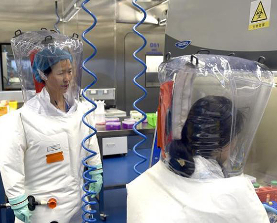 Médicos chinos se habrían infectado de coronavirus días antes de conocerse el primer caso oficial en Wuhan.