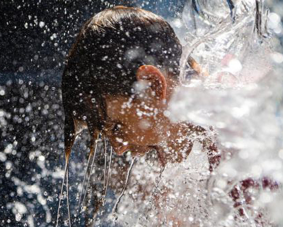 Habitantes de las zonas afectadas hacen lo que sea para palear el intenso calor.