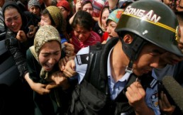 Expolicía chino en el exilio contó cómo serían los brutales arrestos contra los uigures en Xinjiang
