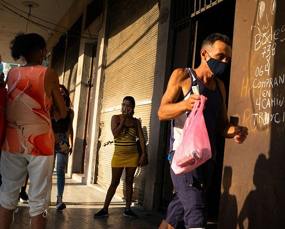 Cubanos comprando en el comercio.