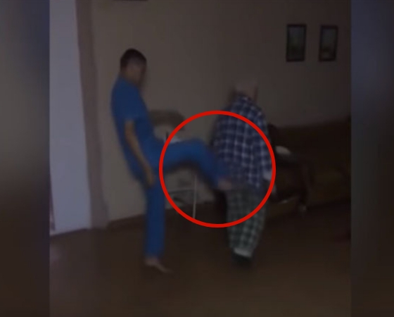 Abuso de anciano ruso