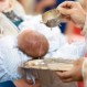 Bautismo sale muy distinto de lo esperado por error de sacerdote que descolocó a todos