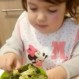 Pequeña niña rechaza montones de dulces y chocolates para comer algo que sorprende a muchos