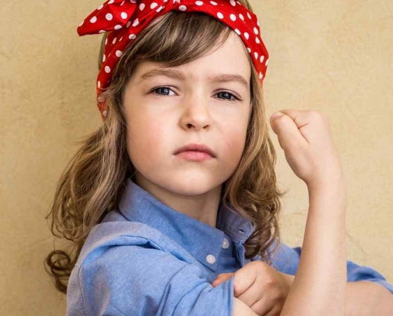 Niña responde a compañero que la llama feminista