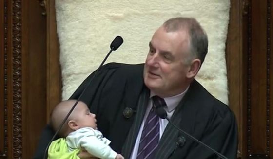 Fotofragía en la que se puede apreciar al legislador Trevor Mallard junto al recién nacido.