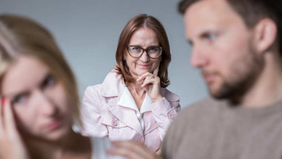 Imagen referencial de una suegra que se involucra en las relaciones de su hijo/a