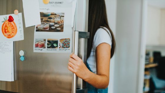 Imagen referencial de adolescente en un refrigerador.