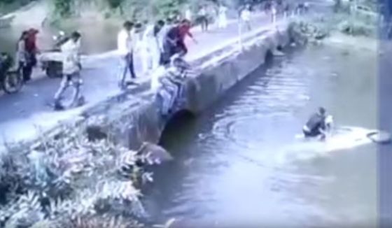 Un padre hizo todo lo posible para rescatar a su hijo en medio de un accidente de tránsito.