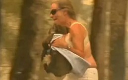 Video: Una mujer arriesga su vida para salvar a un koala que estaba en medio de un incendio en Australia