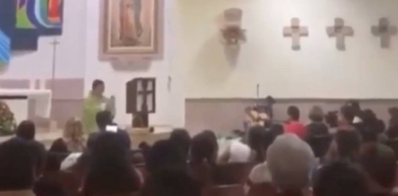 Sacerdote canta entusiasmado "Tusa" en medio de misa.