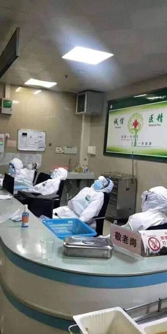 Médicos exhaustos tras trabajar con personas infectadas con Coronavirus