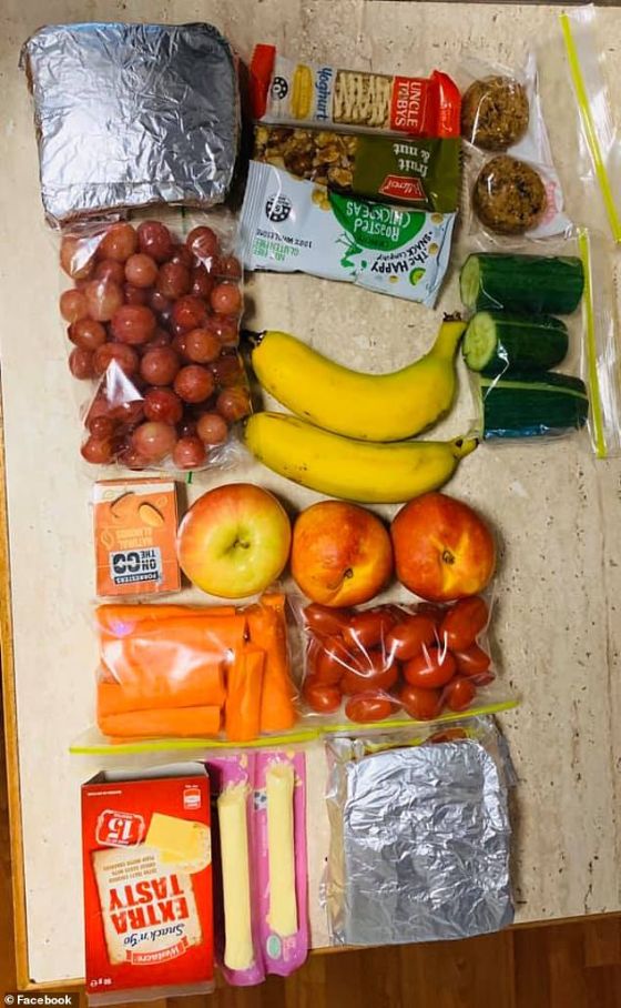 La lonchera del menor es variada en frutas y verduras.