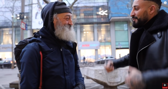 El peluquero convenció a una persona que vive en la calle para realizarle un cambio de apariencia.
