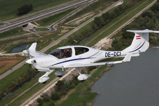 Piloto escribe mensaje a ciudadanos en el cielo. Imagen referencial.