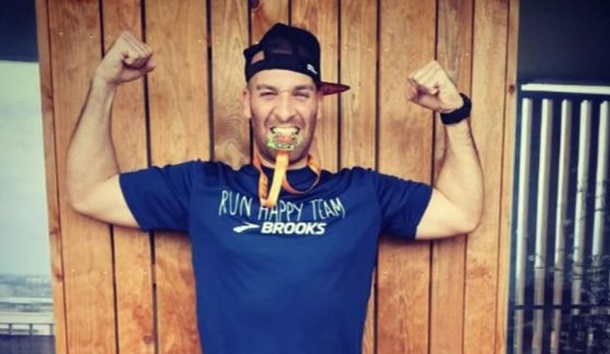 Runner corrió 42 kilometros en el balcón de su casa.