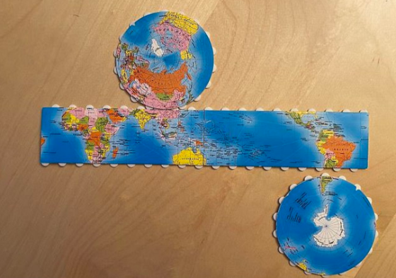 Inusual mapa construido en tres partes.
