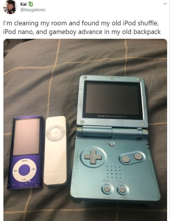 Una GameBoy, iPod shuffle e iPod Nano, que alguna vez se consideraron la vanguardia de la tecnología.